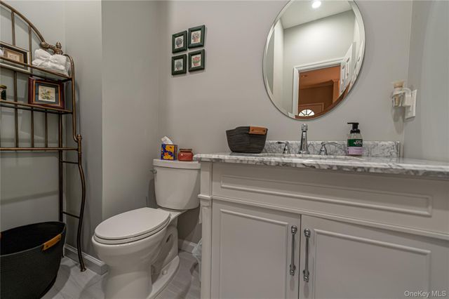 34 Paddington Circle, Smithtown, NY 11787