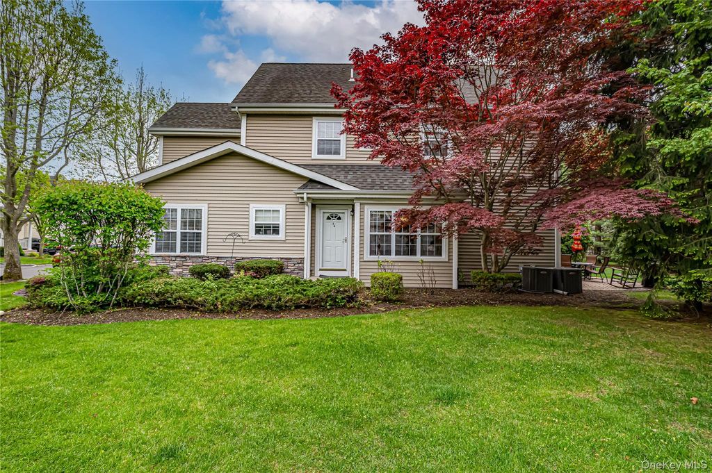 34 Paddington Circle, Smithtown, NY 11787