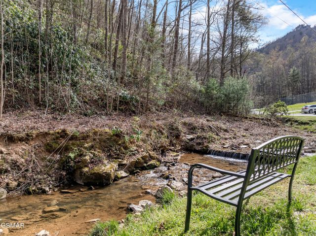 24 Sugar Maple Loop Road, Sevierville, TN 37862