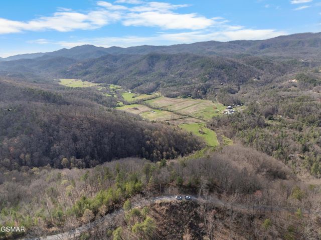 24 Sugar Maple Loop Road, Sevierville, TN 37862