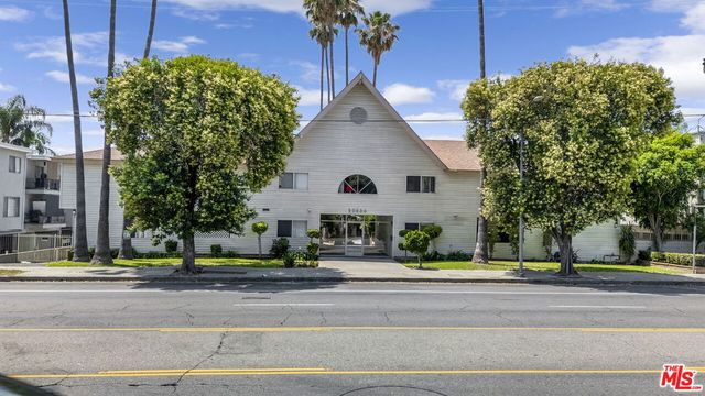 20234 Roscoe Boulevard, Winnetka, CA 91306