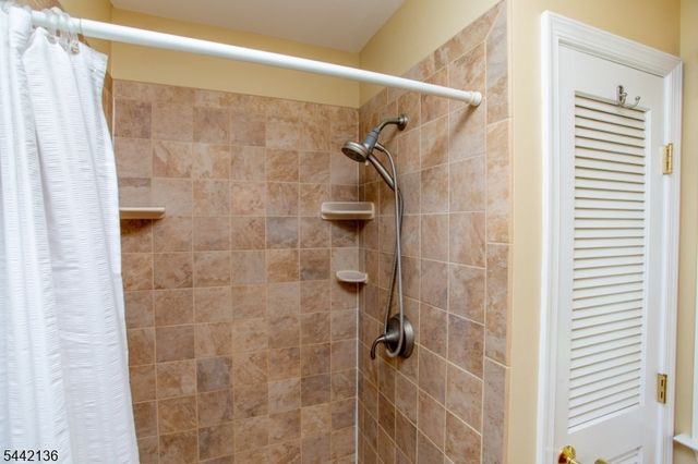 117 Circle Drive South, West Amwell Twp., NJ 08530