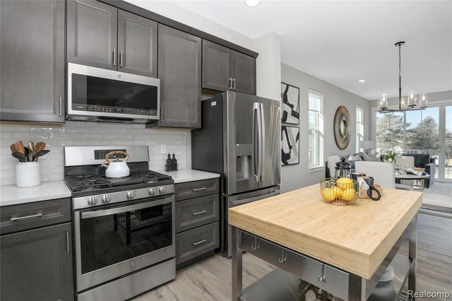 30005 Center Street 12, New Hudson, MI 48165