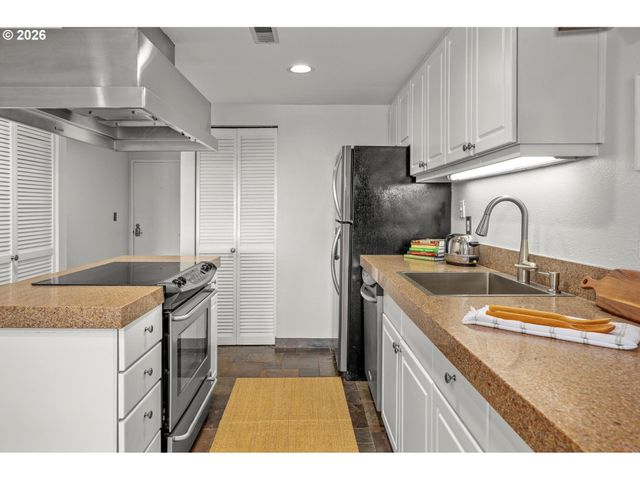 113 N HAYDEN BAY Dr, Portland, OR 97217