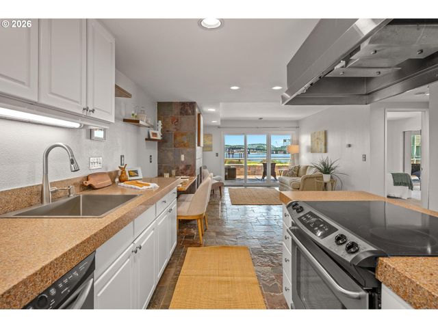 113 N HAYDEN BAY Dr, Portland, OR 97217