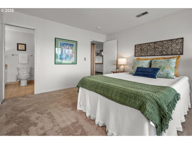 113 N HAYDEN BAY Dr, Portland, OR 97217