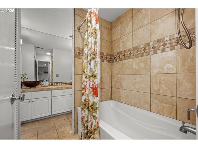113 N HAYDEN BAY Dr, Portland, OR 97217