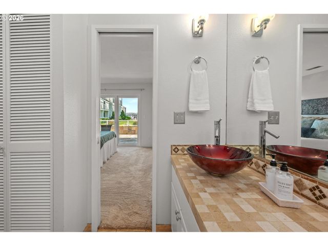 113 N HAYDEN BAY Dr, Portland, OR 97217