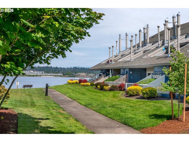 113 N HAYDEN BAY Dr, Portland, OR 97217