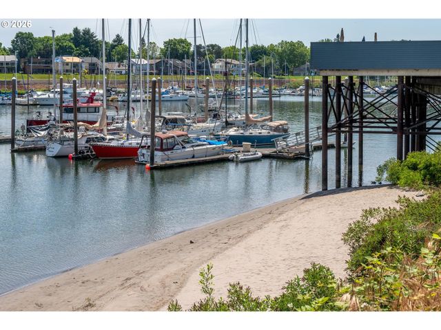 113 N HAYDEN BAY Dr, Portland, OR 97217