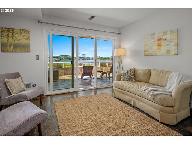113 N HAYDEN BAY Dr, Portland, OR 97217