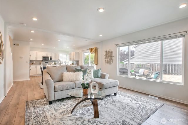 24240 SE 10th Place, Sammamish, WA 98075