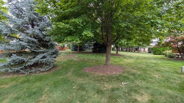 23721 W Lake Circle 14, Brownstown Twp, MI 48183