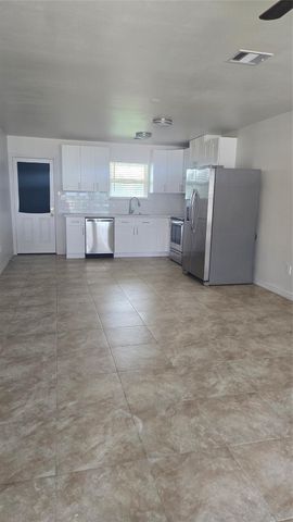 2724 Avenue D 9, San Leon, TX 77539