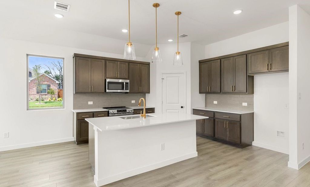 629 Tyronza Drive, Justin, TX 76247 — photo 5
