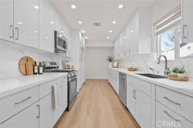 6820 Encino Avenue, Van Nuys (los Angeles), CA 91406