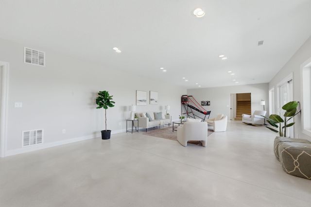 4929 W Wavecrest Cir, Wichita, KS 67205