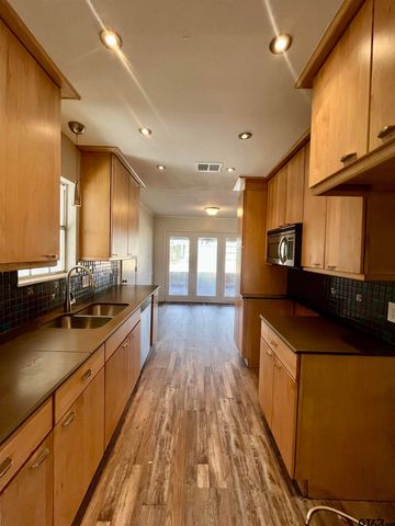 302 Mobile, Tyler, TX 75703