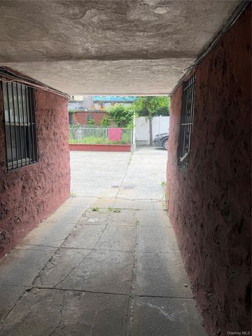 818 E 227th Street, Bronx, NY 10466
