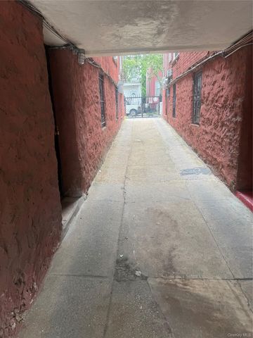 818 E 227th Street, Bronx, NY 10466