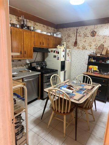 818 E 227th Street, Bronx, NY 10466