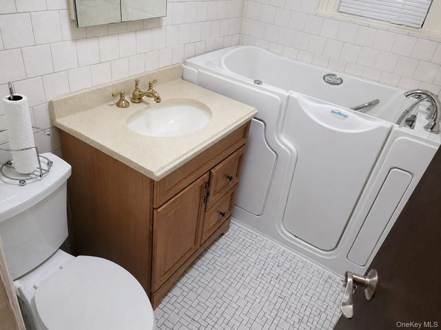 818 E 227th Street, Bronx, NY 10466