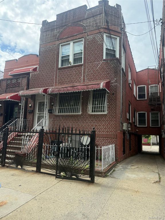 818 E 227th Street, Bronx, NY 10466