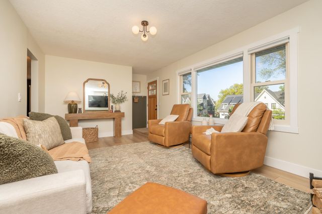 5904 Oaklawn Avenue, Edina, MN 55424
