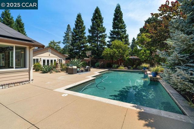 221 El Sobrante Dr, Danville, CA 94526