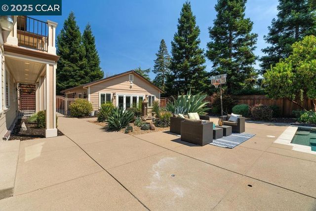 221 El Sobrante Dr, Danville, CA 94526