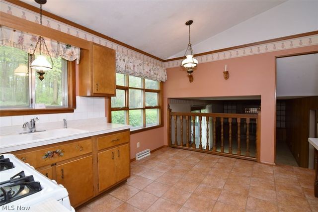 6977 Springledge Road, Sagamore Hills, OH 44067