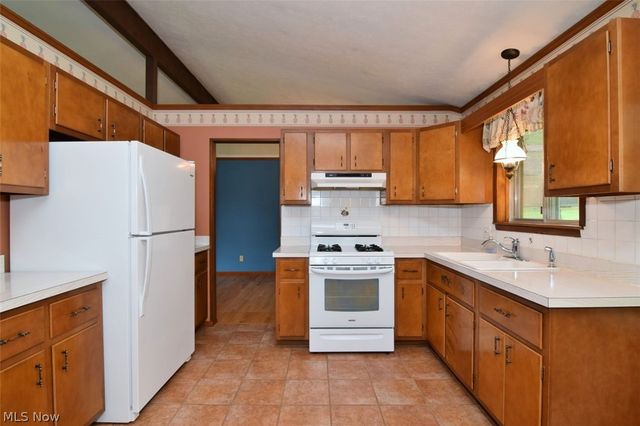 6977 Springledge Road, Sagamore Hills, OH 44067