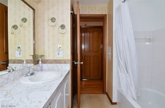 6977 Springledge Road, Sagamore Hills, OH 44067