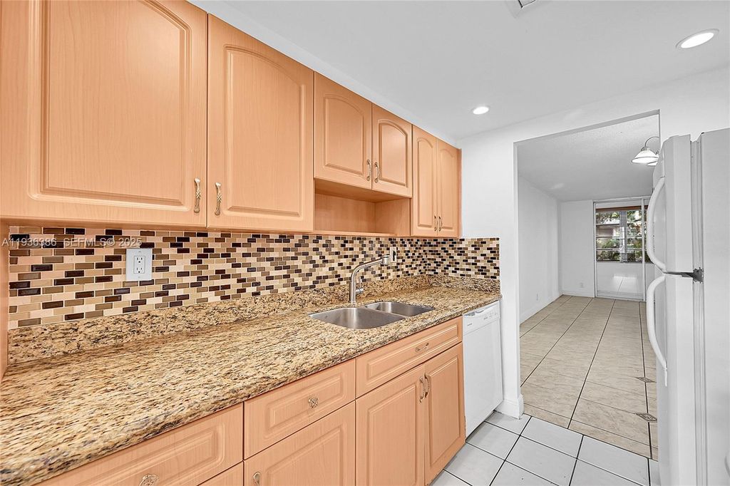 4850 NW 29th Ct 125, Lauderdale Lakes, FL 33313