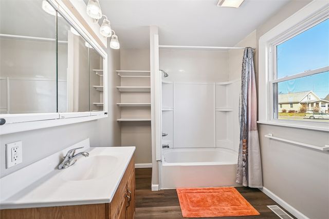 1121 11th Street NW, Cedar Rapids, IA 52405