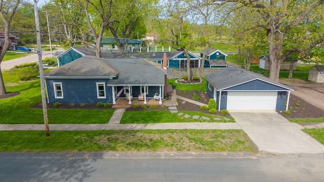 118 S Spring Street, Douglas, MI 49406