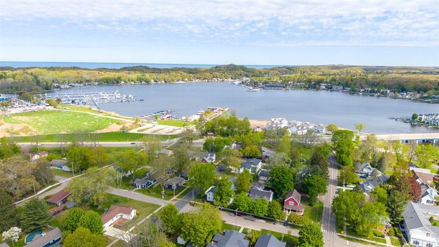 118 S Spring Street, Douglas, MI 49406