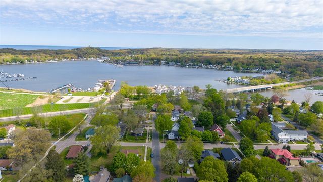 118 S Spring Street, Douglas, MI 49406