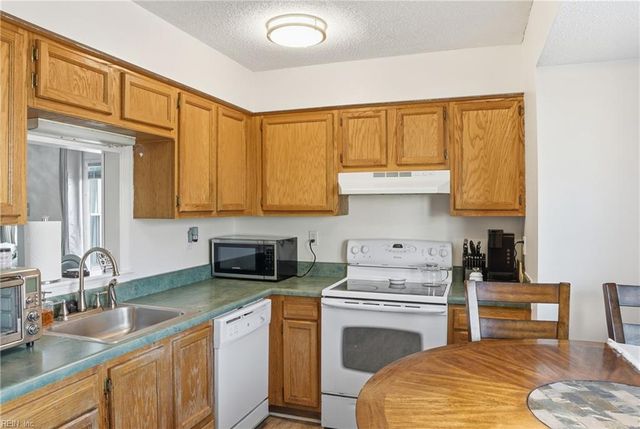 1508 Debbs LN, Chesapeake, VA 23320