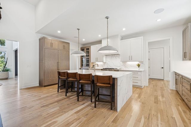 1323 Harding Pl, Nashville, TN 37215