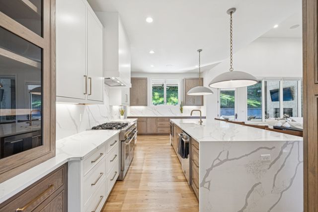 1323 Harding Pl, Nashville, TN 37215