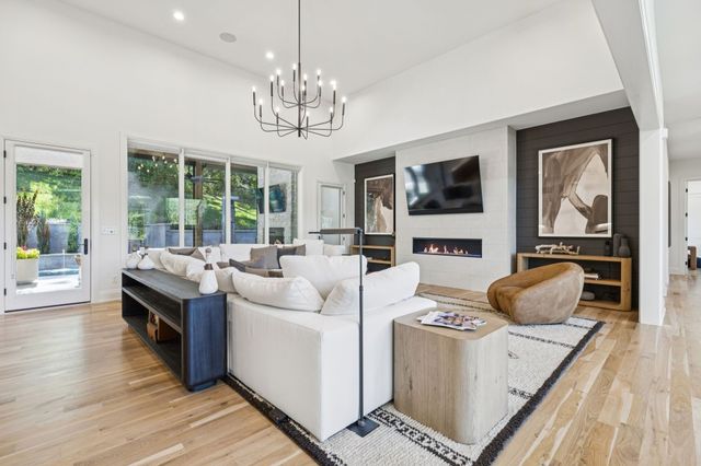 1323 Harding Pl, Nashville, TN 37215