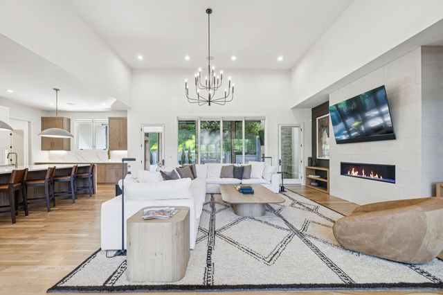 1323 Harding Pl, Nashville, TN 37215