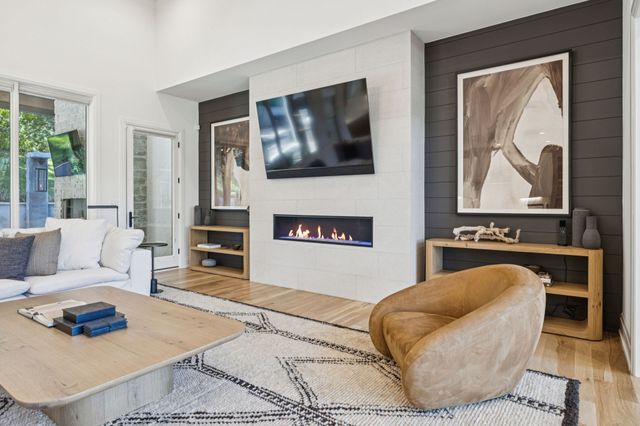 1323 Harding Pl, Nashville, TN 37215