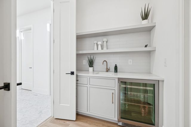 1323 Harding Pl, Nashville, TN 37215