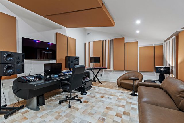 1323 Harding Pl, Nashville, TN 37215