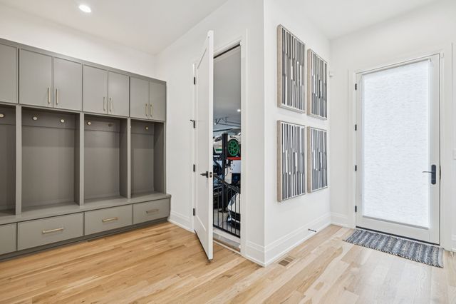 1323 Harding Pl, Nashville, TN 37215