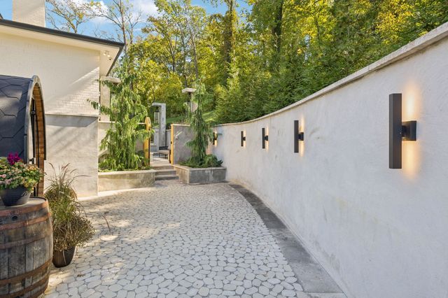 1323 Harding Pl, Nashville, TN 37215