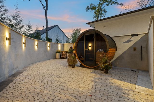 1323 Harding Pl, Nashville, TN 37215