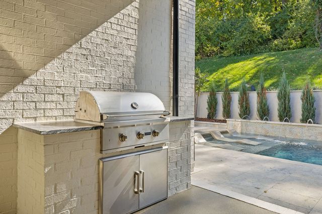 1323 Harding Pl, Nashville, TN 37215